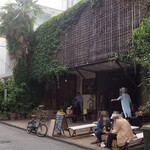 パン屋 塩見 - 店頭は地域の交流の場にもなっている。