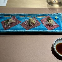 祇園 肉料理おか - 牛刺し　脂ののりと薬味のバランスが最高