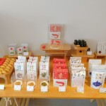 ゑびや商人館 牛寿司屋台 - ちょっとしたお土産も買える。エビおみくじも（写真左側）