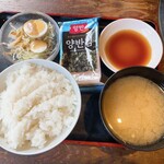 梅田明月館 - 定食の（ご飯・味噌汁・サラダ天王寺韓国海苔）