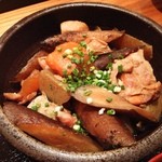 博多もつ鍋 やまや - がめ煮定食☆
            
            濃い出汁がよく染みて、鶏肉がほろほろに崩れるくらい良く煮込まれてます！大根、牛蒡がたまらん美味い！(๑ʾڡʿ๑)