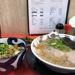 豚骨ラーメン 一田 - こってりラーメンとチャーシュー丼！