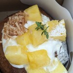 ブーランジェリー エス - ちょっと崩れてしまったけど・・パイナップルとヨーグルトのパン