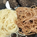 飯田商店 - 味変アイテム（昆布水）たっぷりかけて混ぜる