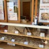 Camogli - ショーケースにはないですが、パンドミーやピザが奥にあったりします。