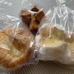 パン工房 カモーリ - 左　クリームチーズのりんごパン、中央　ころころラスク、右　とろけるチーズパン