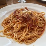 トラットリア・イタリア - ベーコンと玉ねぎのトマトソーススパゲッティ