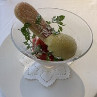 プリミ・バチ - 苺のティラミスマスカルポーネクリームとピスタチオのジェラート添え