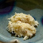 鮨 なんば - ❼毛蟹～噴火湾の毛蟹を細かく解してから酢飯に合わせるが、解して直後なので香りも素晴らしい。ご主人は酢飯と合わせているだけと仰るが。