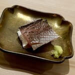 鮨 なんば - ❹カマス～神奈川子安産のカマス。ちょっと皮が堅いので飾り包丁も細かく入れている。同じ産地でも個体の違いはあるものです。