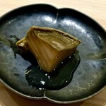 鮨 なんば - ❽煮鮑～宮城気仙沼産の鮑をじっくり煮て透明な餡に絡める。餡がまた上品かまた高級感を醸し出す味わい。