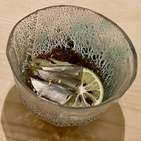 鮨 なんば 日比谷 - ❶新子～涼しげな天草産の新子に沖縄の太めのモズク。2〜3年前には新子がブームだったが、今は話題にもならなくなったな〜。