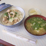 末広食堂 - かしわ丼　４５０円　＆　みそ汁　１５０円