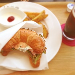 MOA CAFE - クロワッサンのサンドイッチ☆
                        半熟卵焼きとベーコンで꒰*´∀`*꒱
                        ここは、雰囲気良いので、一人でゆっく〜り読書も出来ます☆