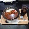 おんさい - ●アイスコーヒー（カレーライス中辛付き）500円
出てきたお盆を見て驚愕❔
まともな量のカレーライスじゃん❕
思わず「こんなにもあるんですか❕」と口走っちゃった
ドリンク代だけで付いてきちゃう❔（笑）