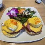 Cafe Kaila  - 【Steak Bacon Eggs Benedict：厚切りベーコンエッグベネディクト 2662円】税込。