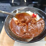 おんさい - 具材は細かく刻まれ、
            豚肉と牛肉が入ってるような食感。
            
            この味わいだから間違いない美味しさだとはいえる。