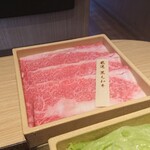 Shabushabu Onyasai - 6種類あるコースの中の和牛食べ放題コース(5478円) 上から2番目 適度なサシが入っており だしに良く合い  鍋の温度を60度位にし 20秒程泳がさせて 身が桃色になったら食べました