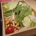 しゃぶしゃぶ温野菜 - 最初に出てくる野菜 レタスが入っており  初めてレタスをしゃぶしゃぶで食べました 肉と一緒に食べると苦味が合い 美味しいです