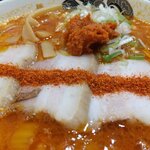 食堂 はせ川 - チャーシューの上にも唐辛子