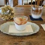 CAFE シトカ - カフェオレ(ICE)　650円、桃のパンナコッタ　650円