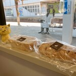 ふわふわパン KINOME - 料理写真:JR敦賀駅にて　※恐竜が見てるね