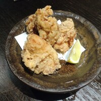 隠れ房 川崎店 - 大山鶏の唐揚げ黒七味添え