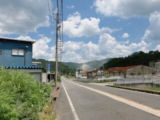 Obachan No Mise - 大通り、右側に看板が見えた