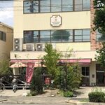 ナビィのパン - 店前道路の反対側にある駐車場から