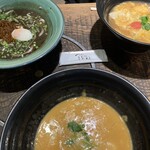 麺匠の心つくし つるとんたん - 左奥:坦々黒ごま 右奥:明太餡かけ卵とじ 手前:海老クリーム