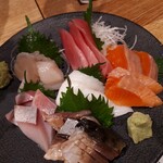 寿司と炉端焼 四季花まる - マグロ、ホタテ、ぶり、炙りさば、えんがわ、サーモン