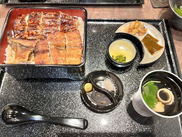 大阪では貴重な二色重（蒲焼＆白焼き）』by じゃんく : う八 天王寺