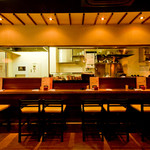 串タロー - カウンターは焼き場が目の前