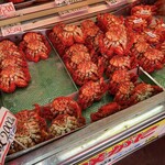 カサイ商店 - 店内のカニ