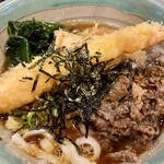 ぶっかけうどん 大円 - 安倍元総理ぶっかけ880円。えび天、牛肉甘煮、お揚げ、わかめ、おろし、ギザミのりと超豪華。麺の太さにややバラツキがあった。麺太さコシとも普通。美味しかったです。