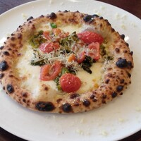 トラットリア イル レガーロ - レガーロランチコース。ピッツァ「しらすと菜の花・ミニトマトのピッツァ　ガラムマサラ風」