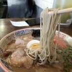 大砲ラーメン - 博多より、かなり太めの麺。