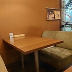 Cafe＆Dining ballo ballo - 玄関入ってすぐ右のテーブル席。