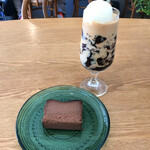 Shokudou Kissa Ibukuro - 涼しげな器にのったチョコレートチーズケーキと
                        コーヒーゼリーカフェオレのアイスクリーム乗せ。
                        ビジュアルが良すぎる