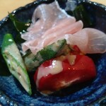 居酒屋五稜郭 - お通し、オクラ完熟トマト生ハムのサラダ