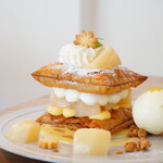 ハナツムリ - 【2023.07】桃のミルフィーユ・バニラアイス添え(税込880円)