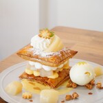 ハナツムリ - 【2023.07】桃のミルフィーユ・バニラアイス添え(税込880円)