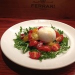 Torattoria Makko - モッツァレッラチーズに生クリームを加えたブッラータチーズで、ルッコラと色々なトマトのサラダを作りました♪