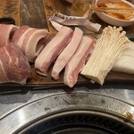 本場韓国料理 ぎわ - サムギョプサル,豚肩ロース,豚トロ,野菜(えのき,玉ねぎ,ニンニク)