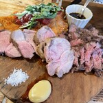 Torattoria Merimero - 3種の肉メニュー。牛サガリと豚肩ロースはいい感じ！鶏はチキンカツ⁈