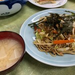 Kouraku - 焼きそば　シコシコ麺に味噌汁が良い感じ