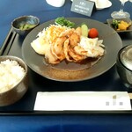 Za Gorufu Kurabu Ryuugasaki Resutoran - 生姜焼き(1,980円)の全景。仕事で来ているもののそんなの関係無し。ゴルフ場の食事は高いのでいつも悩みます。