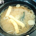 Za Gorufu Kurabu Ryuugasaki Resutoran - わかめ、揚げに、薬味の刻みねぎ入り味噌汁
