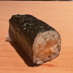 こま田 - 唐津の赤ウニの細巻き。海苔は愛知産です。濃い目の苦いミネラル感が赤ウニの甘さにジャストミート