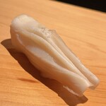 こま田 - 知多の師崎の本ミル貝。軽く湯通しして握る寸前にサラマンダーへ。シャリシャリ食感が好き。それにしてもデカい。ピンピンのピンです